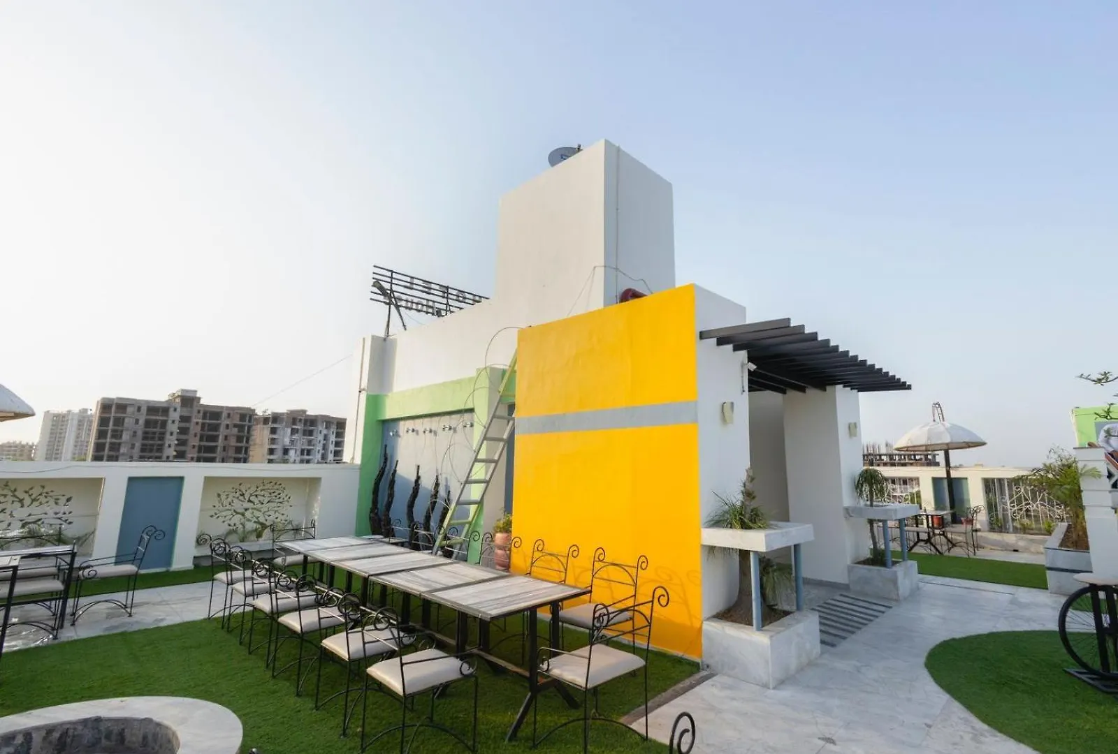 Hotel Sahibs Lighthouse - Swimming Pool Agra